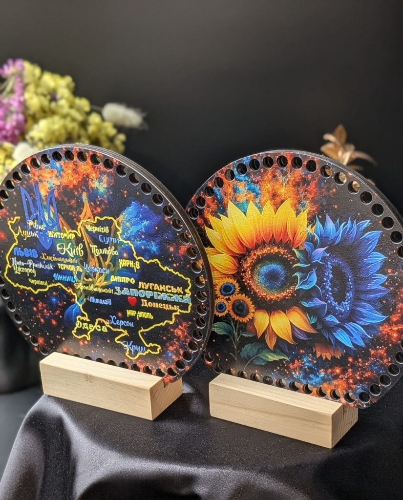Шкіряні боковинки Соняшники космос і мапа — круглий обріз 20 × 18 см
