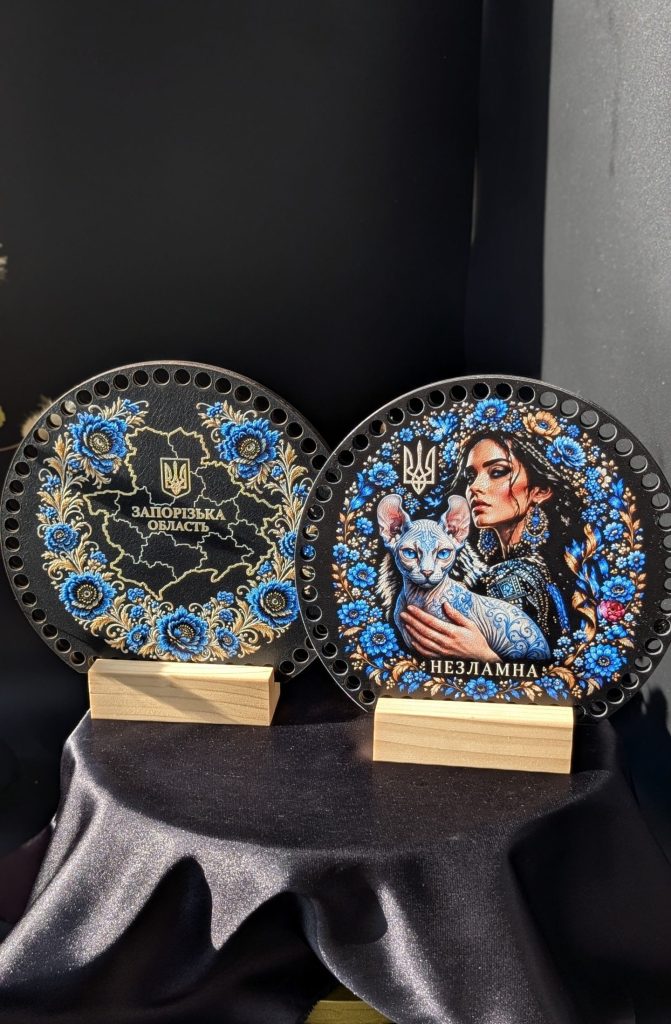 Шкіряні боковинки для в’язання сумки Сфінкс незламна і мапа Запоріжська область  – круглий обріз 18 × 20